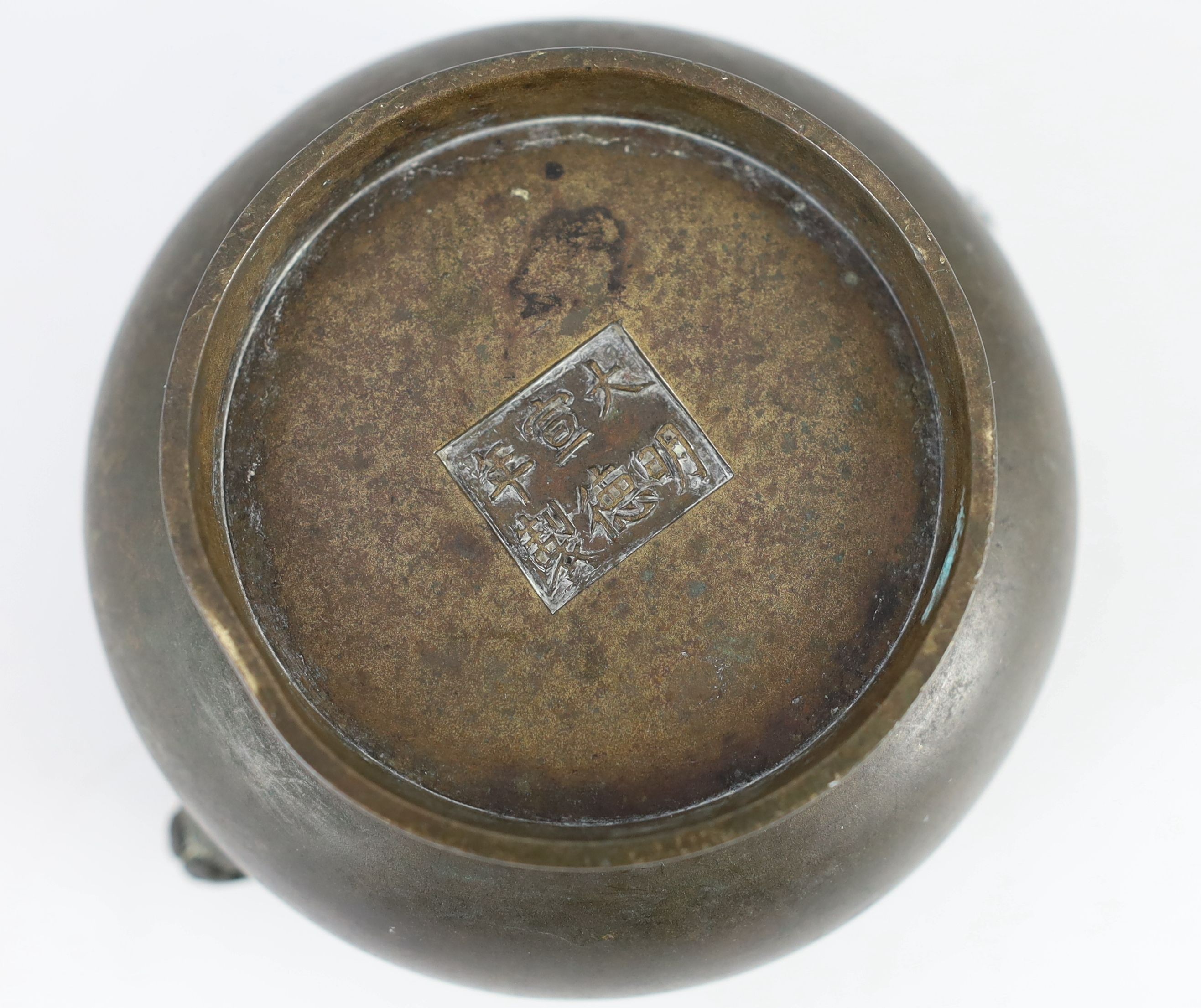 A Chinese archaistic bronze censer, gui, 17th/18th century, 11.2 cm wide